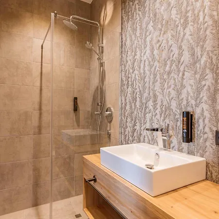 Modern Holiday With 2 Bedrooms In Apartment *